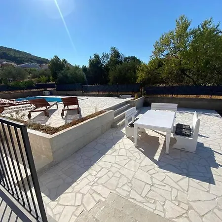 Apartment Isla With Heated Pool,center, Near The Preko