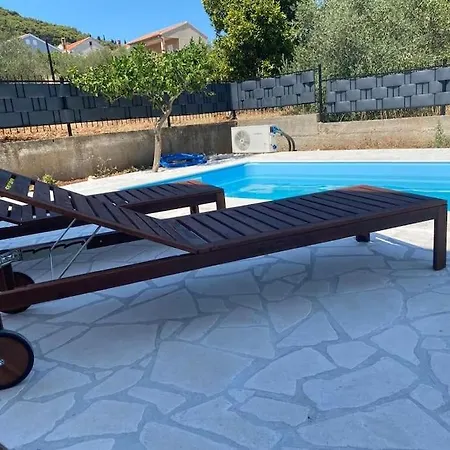 Isla With Heated Pool,center, Near The 프레코