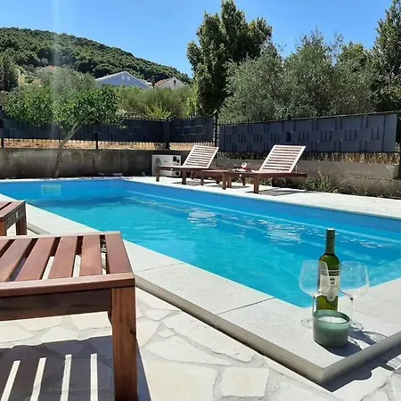 Isla With Heated Pool,center, Near The *