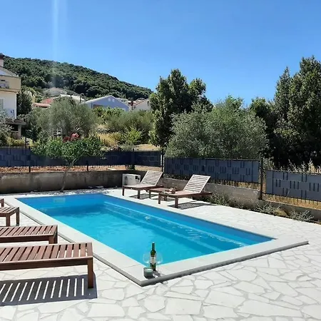 Isla With Heated Pool,center, Near The Apartman