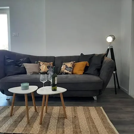 Apartman Isla With Heated Pool,center, Near The Preko