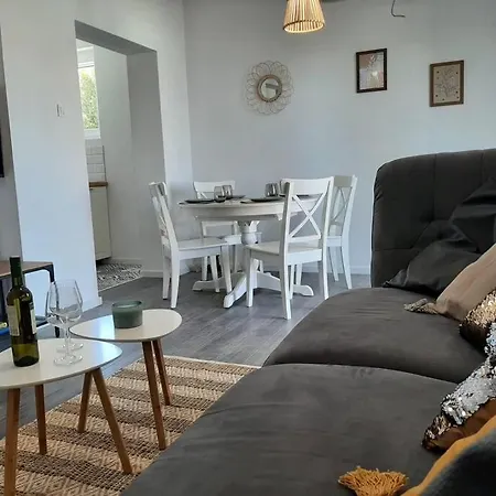 Isla With Heated Pool,center, Near The Appartement Preko