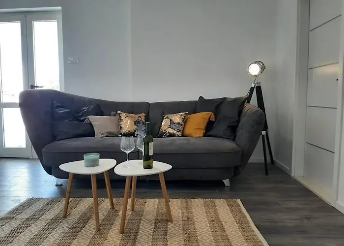 Appartement Isla With Heated Pool,center, Near The Preko