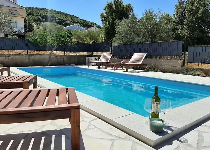 Isla With Heated Pool,center, Near The *