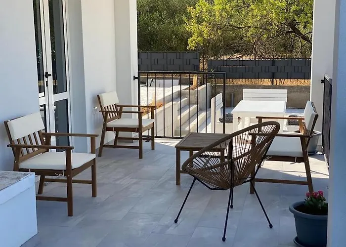 Isla With Heated Pool,center, Near The Preko