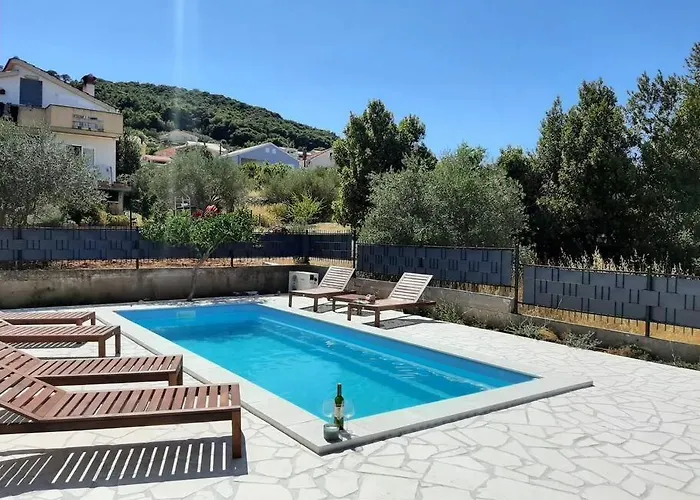 Isla With Heated Pool,center, Near The Apartman