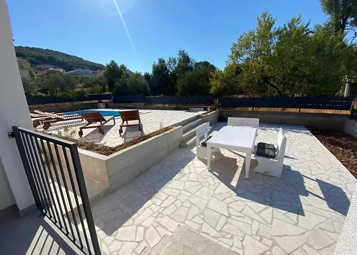 Apartman Isla With Heated Pool,center, Near The Preko